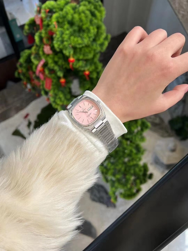 オメガ時計角部分ディテール